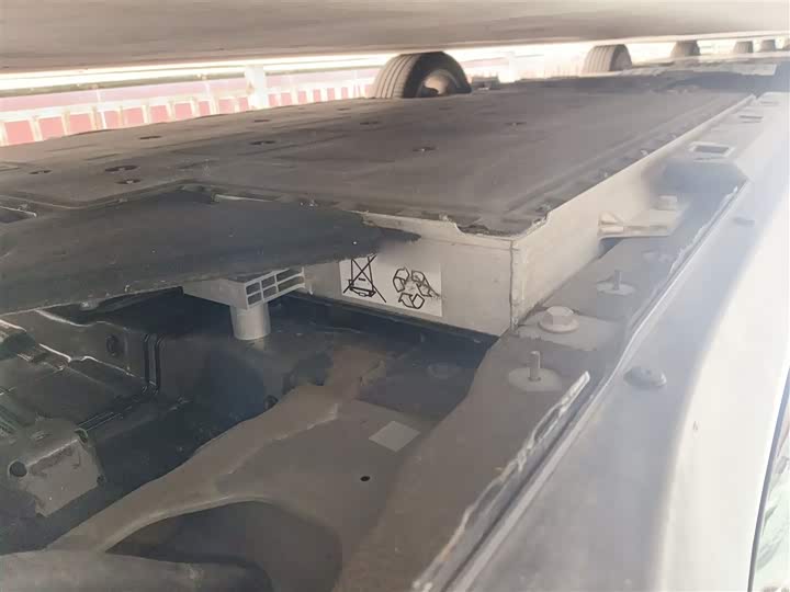 Фото 6 - Hongqi E-QM5