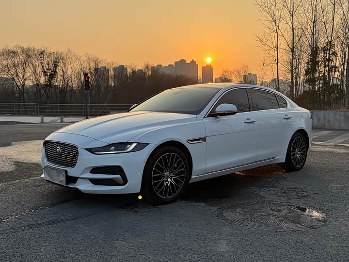 Фото 1 - Jaguar XE L