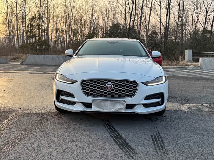 Фото 2 - Jaguar XE L