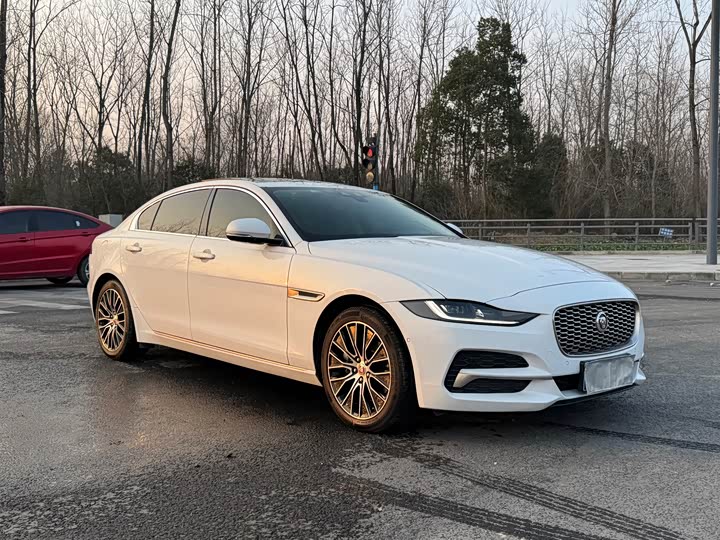 Фото 3 - Jaguar XE L