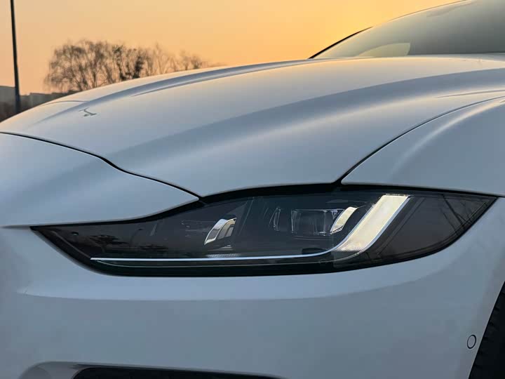 Фото 6 - Jaguar XE L