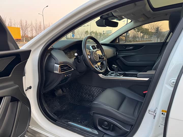 Фото 7 - Jaguar XE L