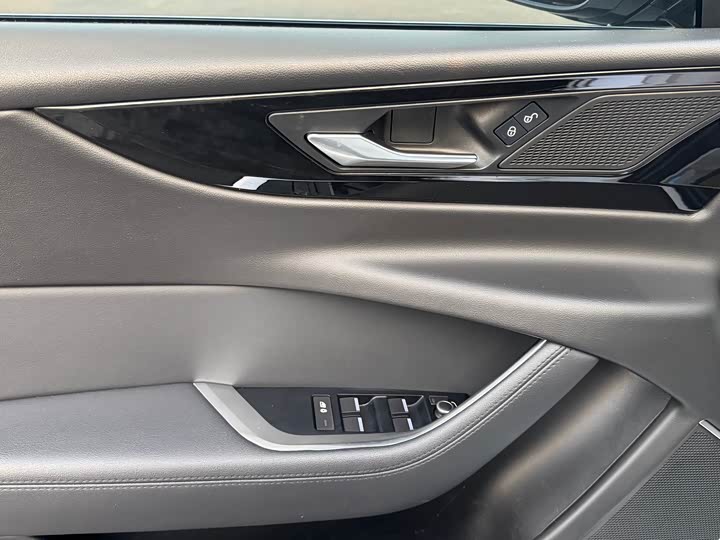 Фото 8 - Jaguar XE L