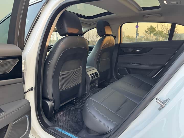 Фото 9 - Jaguar XE L