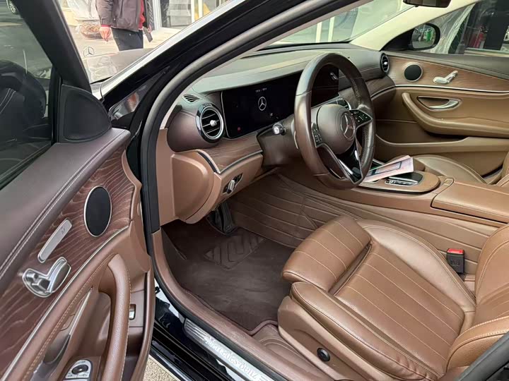 Фото 6 - Mercedes-Benz E-Class