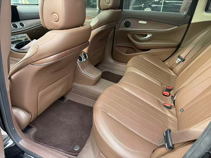 Фото 9 - Mercedes-Benz E-Class