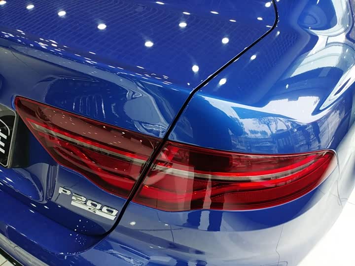 Фото 8 - Jaguar XE L