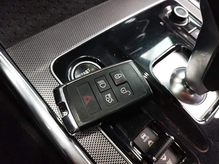 Фото 9 - Jaguar XE L