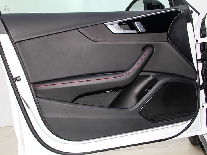 Фото 9 - Audi A4L