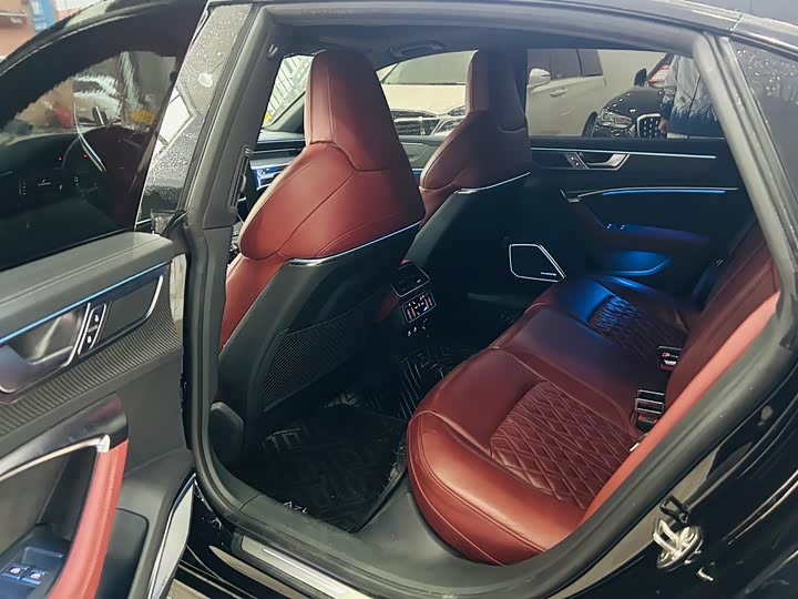 Фото 8 - Audi A7L