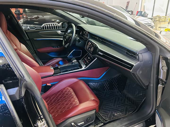 Фото 9 - Audi A7L