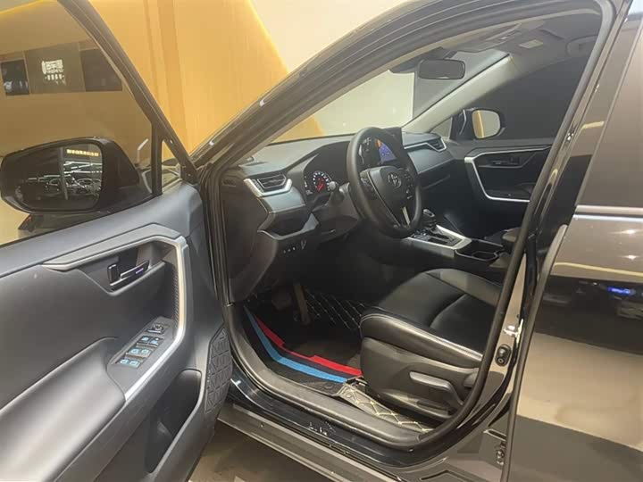 Фото 2 - Toyota RAV4