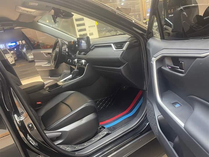 Фото 5 - Toyota RAV4