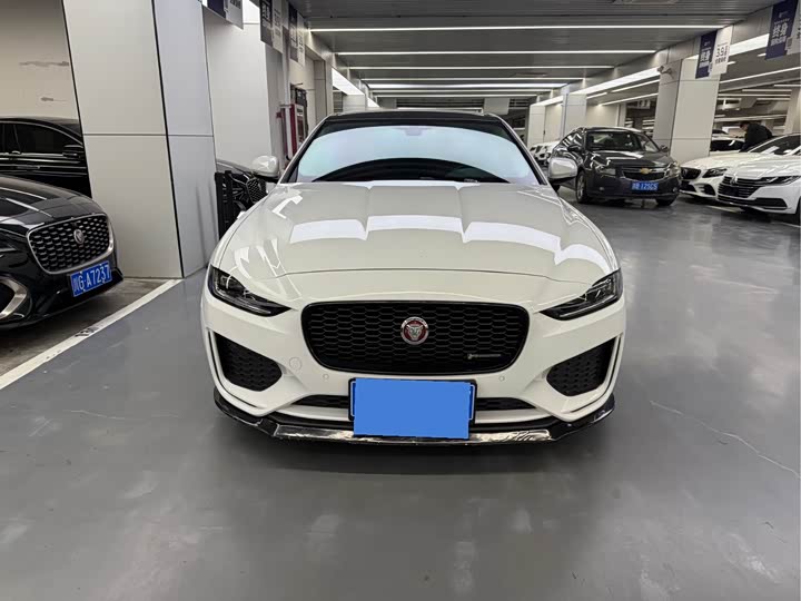Фото 2 - Jaguar XE L
