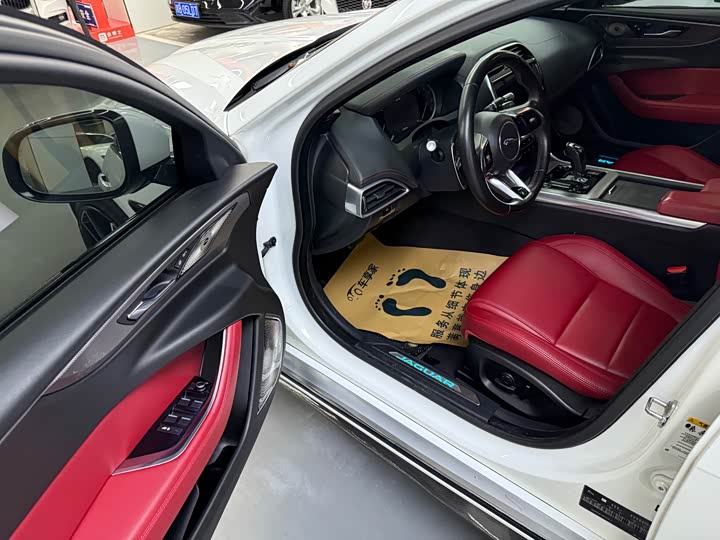 Фото 6 - Jaguar XE L