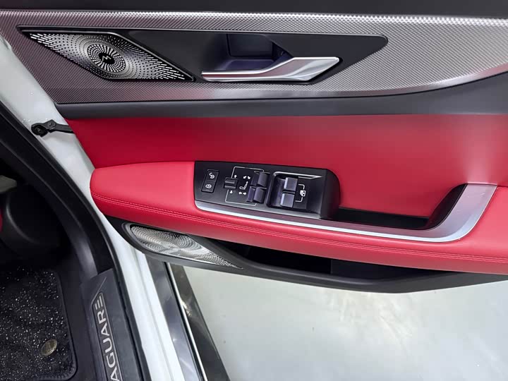 Фото 7 - Jaguar XE L