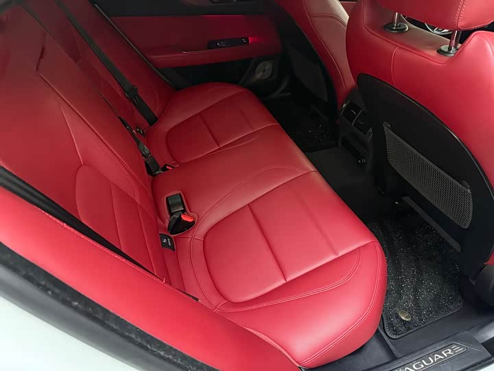 Фото 8 - Jaguar XE L