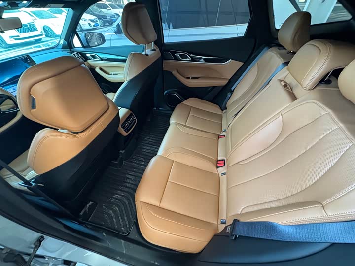 Фото 8 - Geely Atlas L