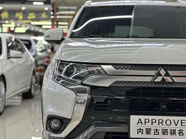 Фото 4 - Mitsubishi Outlander