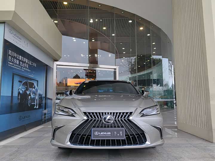 Фото 1 - Lexus ES