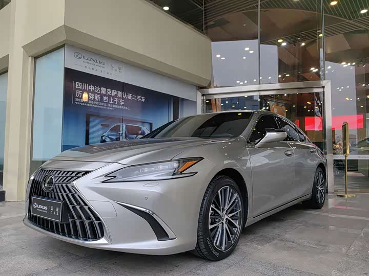 Фото 2 - Lexus ES