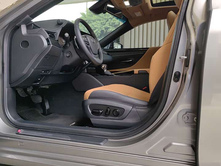 Фото 4 - Lexus ES