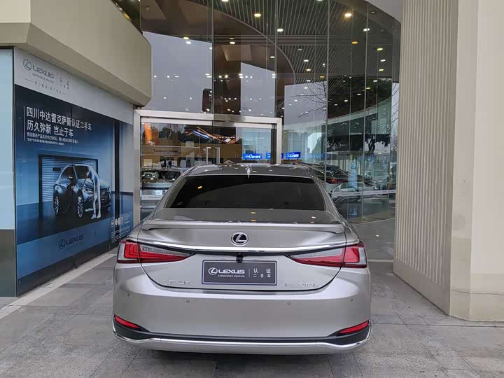 Фото 5 - Lexus ES