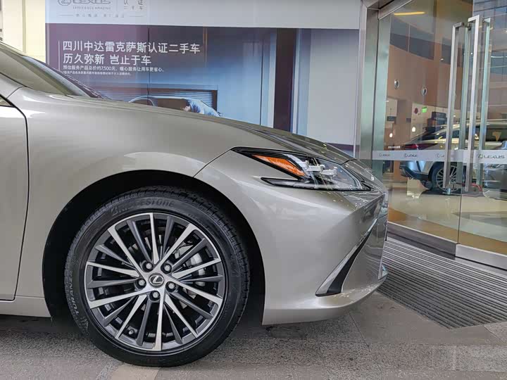 Фото 7 - Lexus ES