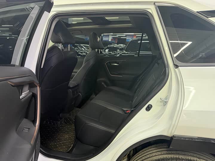 Фото 8 - Toyota Wildlander