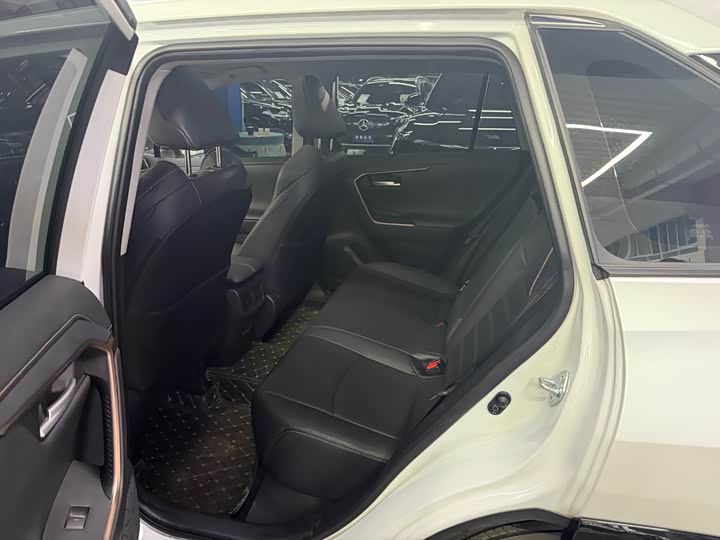 Фото 9 - Toyota Wildlander