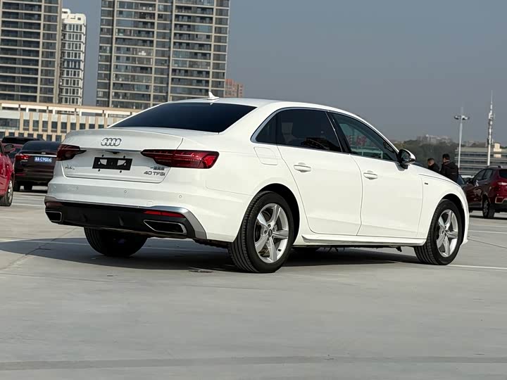 Фото 4 - Audi A4L