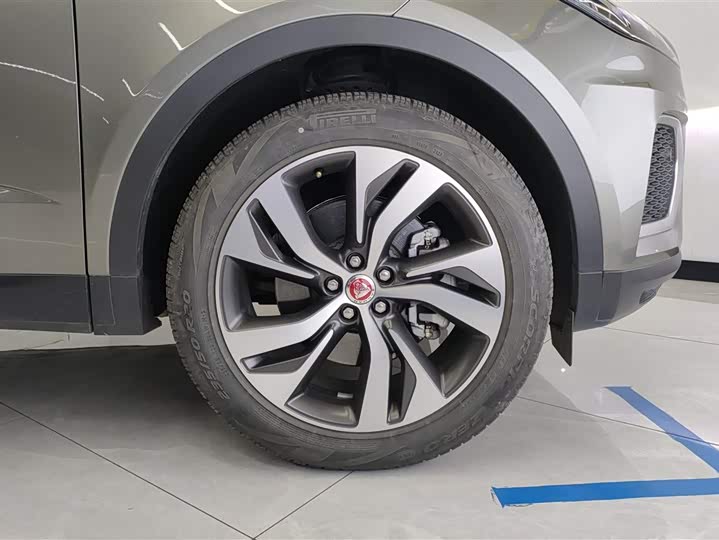 Фото 6 - Jaguar E-Pace