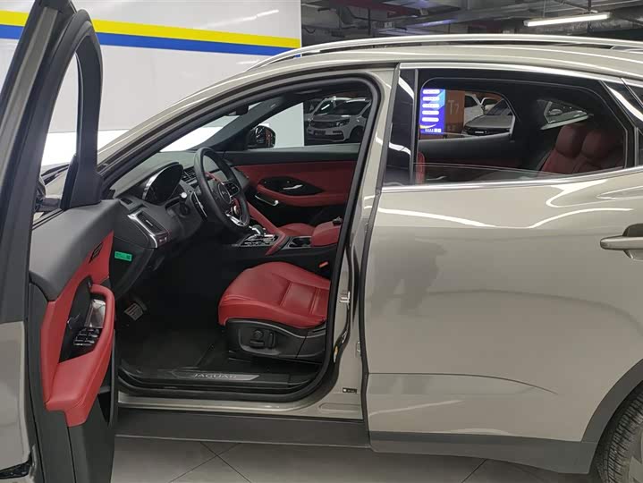 Фото 9 - Jaguar E-Pace