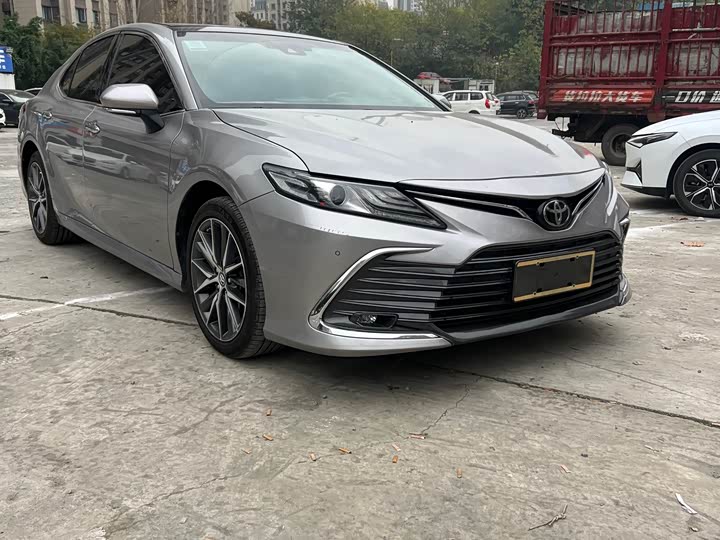 Фото 2 - Toyota Camry