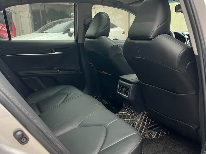 Фото 7 - Toyota Camry