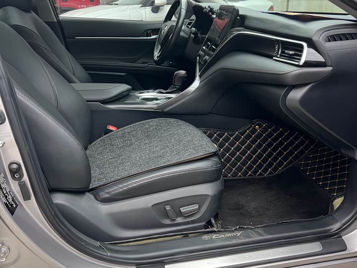 Фото 8 - Toyota Camry