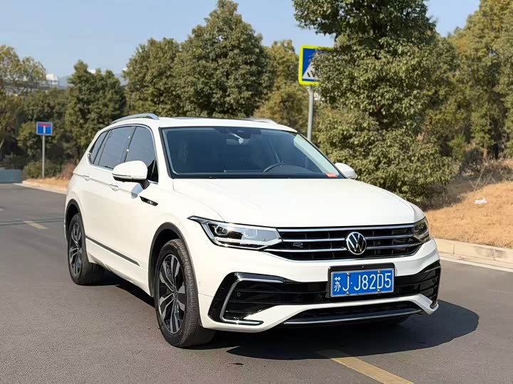 Фото 3 - Volkswagen Tiguan L Pro