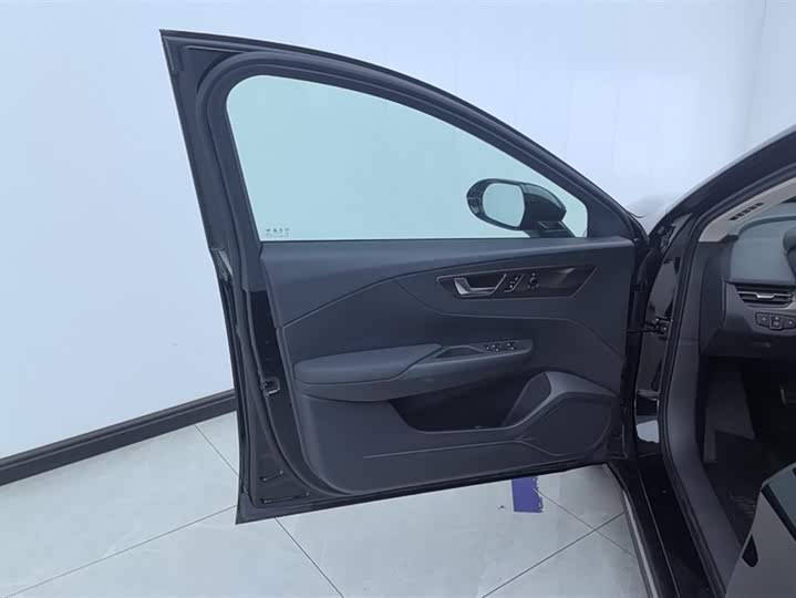 Фото 7 - Hongqi E-QM5