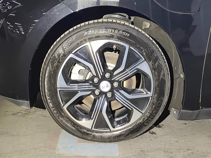 Фото 6 - Hongqi E-QM5