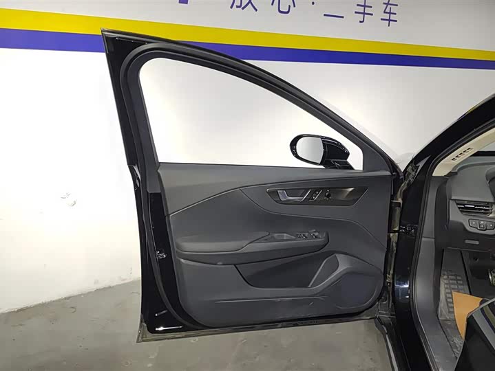 Фото 7 - Hongqi E-QM5