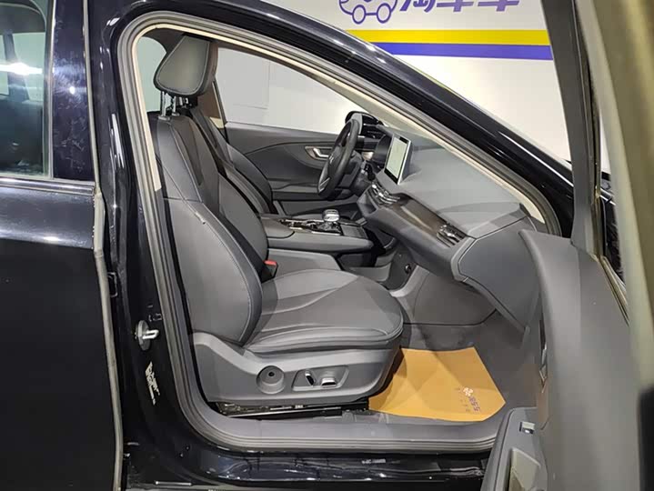 Фото 8 - Hongqi E-QM5