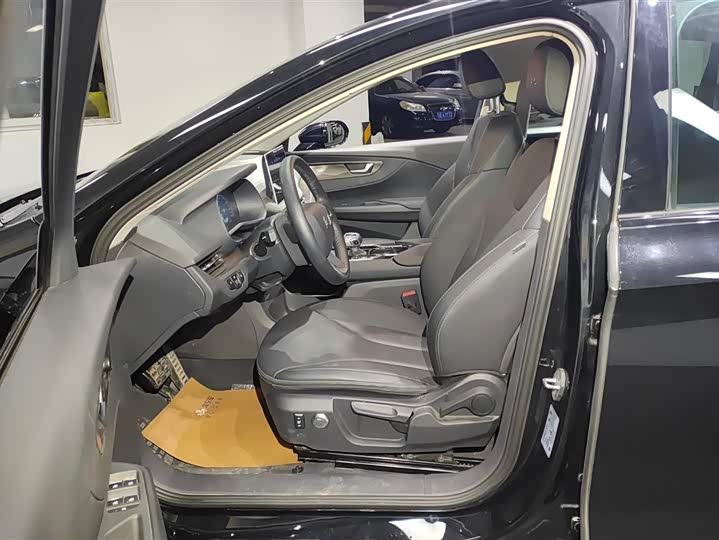 Фото 9 - Hongqi E-QM5