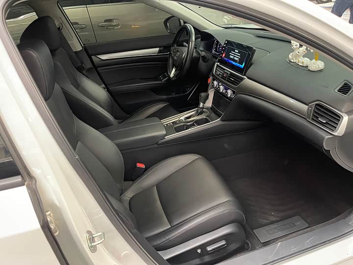 Фото 9 - Honda Accord