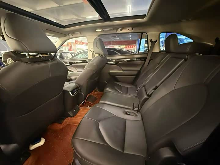 Фото 4 - Toyota Highlander