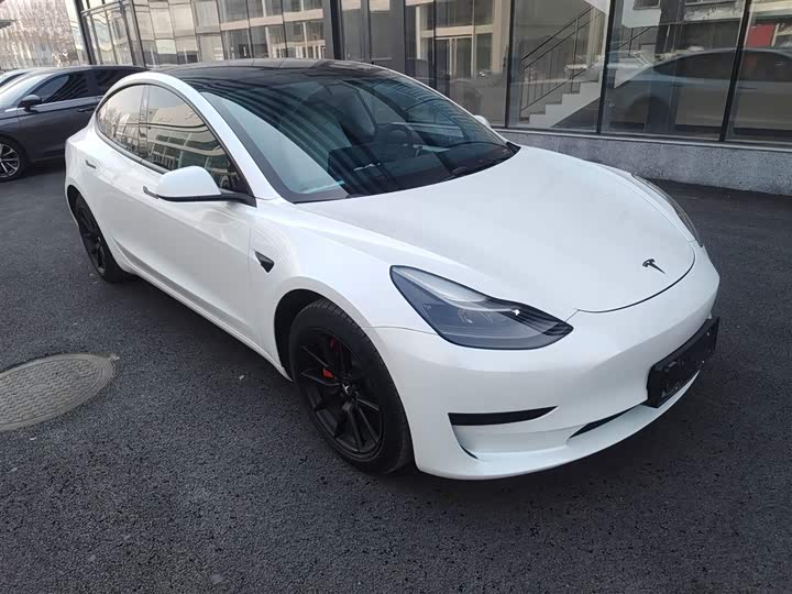Фото 4 - Tesla Model 3