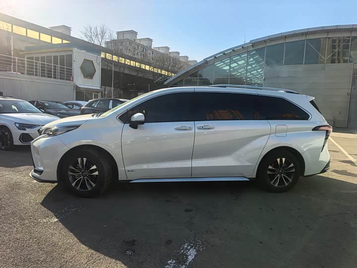 Фото 3 - Toyota Granvia