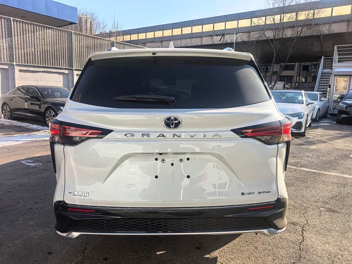 Фото 4 - Toyota Granvia