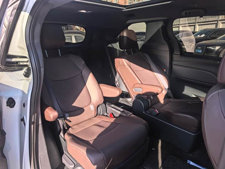 Фото 6 - Toyota Granvia