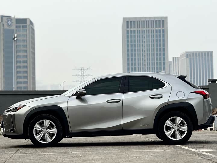 Фото 3 - Lexus UX