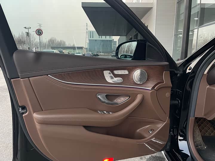 Фото 7 - Mercedes-Benz E-Class